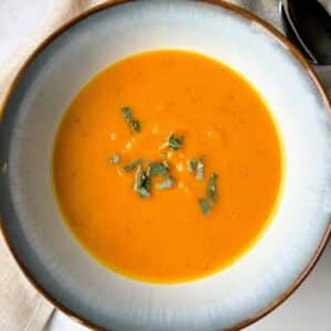 low FODMAP butternut squash in a bowl with fresh sage.